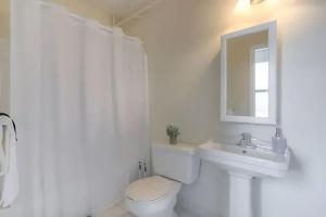 Koupelna v ubytování Perfect 1BR In Prime Location & View of Stadiums + 24 fotografií