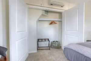Postel nebo postele na pokoji v ubytování Perfect 1BR In Prime Location & View of Stadiums