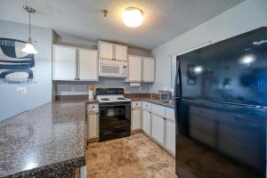 Η κουζίνα ή μικρή κουζίνα στο Topsail Dunes Oceanfront Condo Resort with Pool