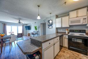 Η κουζίνα ή μικρή κουζίνα στο Topsail Dunes Oceanfront Condo Resort with Pool