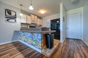 Η κουζίνα ή μικρή κουζίνα στο Topsail Dunes Oceanfront Condo Resort with Pool
