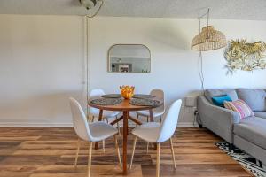 Χώρος καθιστικού στο Topsail Dunes Oceanfront Condo Resort with Pool