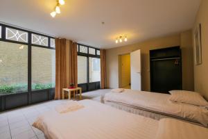 Postel nebo postele na pokoji v ubytování Ambassador Suites Antwerp