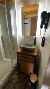 a bathroom with a sink and a shower at Les Menuires centre! Chaleureux studio sur les pistes! in Les Menuires
