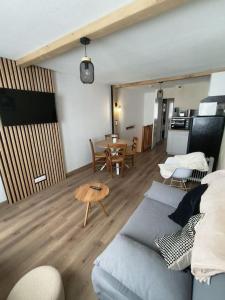 - un salon avec un canapé et une table dans l'établissement T2 Cosy au pied des pistes, à Bagnères-de-Bigorre