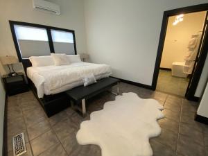 Postel nebo postele na pokoji v ubytování Icon Inn