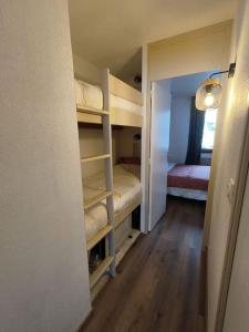 - une chambre avec 2 lits superposés dans l'établissement T2 Cosy au pied des pistes, à Bagnères-de-Bigorre