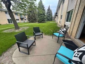 a group of chairs sitting on a patio at Lg. 2 br Apt. North of Chicago w/ Free Parking in Des Plaines