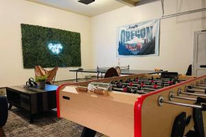 una habitación con una gran mesa de futbolín en el medio en The 229, en Orenco