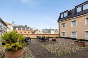 eine Terrasse mit Stühlen und Tischen sowie ein Gebäude in der Unterkunft Best Western Plus Kalmarsund Hotell in Kalmar