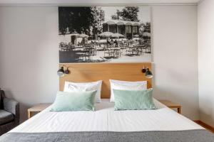 1 dormitorio con 1 cama con 2 almohadas en Best Western Plus Kalmarsund Hotell, en Kalmar