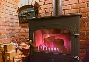 uma lareira de tijolos com a porta aberta em Romantic Lakeside Cottage by the Beach! Relax by the Cosy Log Burner & fall asleep to the sound of Waves - The Perfect Romantic Great Escape by the Sea! - You Won't want to Leave! and It's Pet Friendly too ! em Mablethorpe