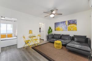 een woonkamer met een bank en een tafel bij Alani Bay Villas in Fort Lauderdale