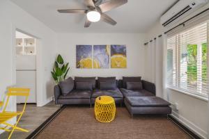 uma sala de estar com um sofá e uma ventoinha de tecto em Alani Bay Villas em Fort Lauderdale
