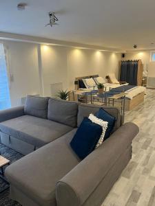 a living room with a couch and a table at Très bel appartement type loft de 40 m2 dans maison avec parking privatif in Lingolsheim