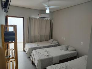 Ένα ή περισσότερα κρεβάτια σε δωμάτιο στο Hotel Veleiro