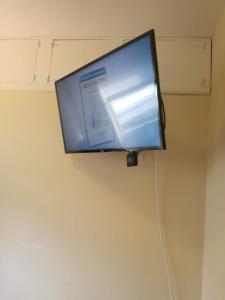 TV de pantalla plana colgada en la pared en Most Economical Room in Center Washington DC en Washington