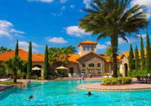 基西米的住宿－Tuscana Resort Champions Gate，棕榈树屋前的游泳池