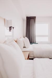 Postel nebo postele na pokoji v ubytování La Place Rendez-Vous Hotel