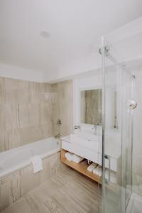 Koupelna v ubytování La Place Rendez-Vous Hotel