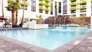 Bazén v ubytování Holiday Inn Phoenix-Mesa Chandler by IHG nebo v jeho okolí