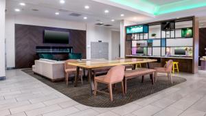 Kuchyň nebo kuchyňský kout v ubytování Holiday Inn Phoenix-Mesa Chandler by IHG