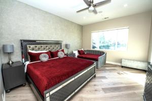 Katil atau katil-katil dalam bilik di LAKEFRONT OASIS NEW SALTED POOL & JETTED SPA, By GOLF COURSE +59 gambar