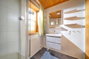 Koupelna v ubytování Apartmenthaus Matri by Pferd auf Wolke + 37 fotografií