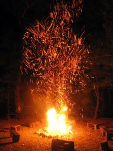 uma fogueira com um monte de fogo em zerguz camping 