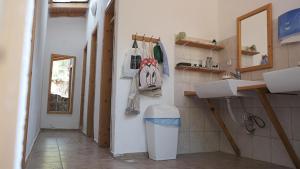 Baño pequeño con lavabo y encimera en zerguz camping, 