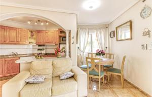 O bucătărie sau chicinetă la Beautiful Apartment In Orihuela Costa With 2 Bedrooms, Wifi And Outdoor Swimming Pool