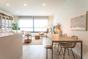 cocina y sala de estar con mesa y sillas en Casa 20 minutos de Barcelona y WIFI alta capacidad en Sant Cugat del Vallès
