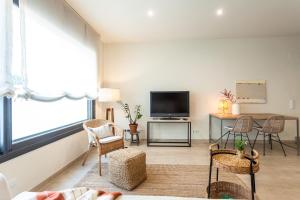 A television and/or entertainment centre at Casa 20 minutos de Barcelona y WIFI alta capacidad