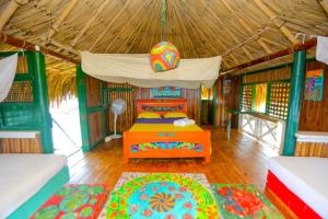 Hotel Puntanorte في Tintipan Island: غرفة نوم بسريرين في غرفة