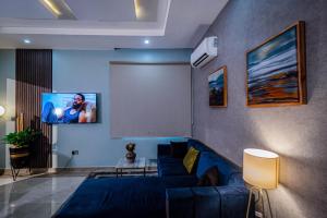 TV a/nebo společenská místnost v ubytování Wali's Suites