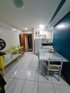 sala de estar con mesa y cocina en Apartamento Edifício Edécio Lopes, en Maceió