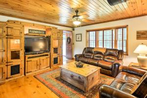 un soggiorno con mobili in pelle e una TV a schermo piatto di Thompson Home with Deck and Pond, 8 Mi to Elk Mountain a Thompson