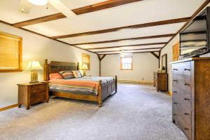 ein Schlafzimmer mit einem Bett, einer Kommode und einem TV in der Unterkunft Thompson Home with Deck and Pond, 8 Mi to Elk Mountain in Thompson