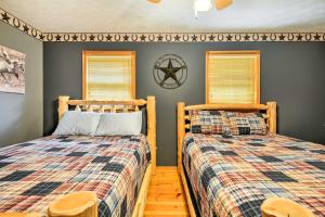 due letti in una stanza con due finestre di Thompson Home with Deck and Pond, 8 Mi to Elk Mountain a Thompson