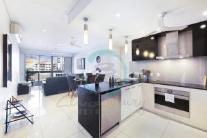 Kuhinja ili čajna kuhinja u objektu ZEN CENTRAL Ambient 3BR Apt in the Heart of Darwin