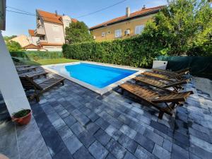 Fotografia z galérie ubytovania Family friendly apartments with a swimming pool Kastel Novi, Kastela - 18645 v destinácii Kaštela