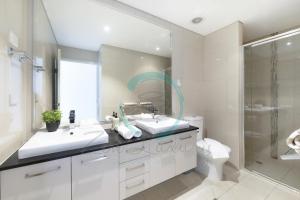 达尔文ZEN CENTRAL Ambient 3BR Apt in the Heart of Darwin的带两个水槽、淋浴和马桶的浴室 更多37张照片