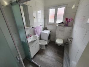 Fotografia z galérie ubytovania Family friendly apartments with a swimming pool Kastel Novi, Kastela - 18645 v destinácii Kaštela