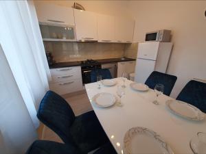 Fotografia z galérie ubytovania Family friendly apartments with a swimming pool Kastel Novi, Kastela - 18645 v destinácii Kaštela