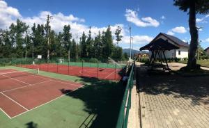 Tenis alebo squash v ubytovaní Apartments with a parking space Fuzine, Gorski kotar - 19537 alebo jeho okolí