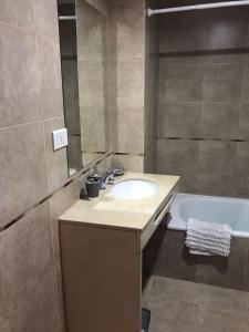 La salle de bains est pourvue d'un lavabo et d'une baignoire. dans l'établissement Loft Espectacular Céntrico con Garaje, à Rosario