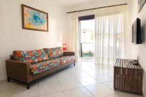 a living room with a couch and a table at Flat Térreo Brisas do Amor 2 Dormitorios in Pipa