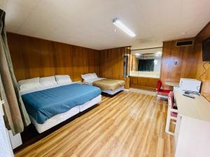 a bedroom with a bed and a desk in it at Budget Inn Pulaski in Pulaski