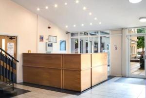 un hall avec une réception dans un bâtiment dans l'établissement ABBA Views, à Londres