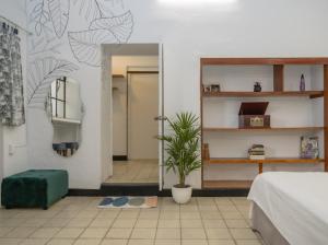1 dormitorio con 1 cama y una maceta en The cool house Habitación 2, en Ciudad Guzmán